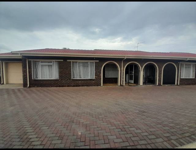 2 BEDROOM TOWNHOUSE TO LET IN THREE RIVERS